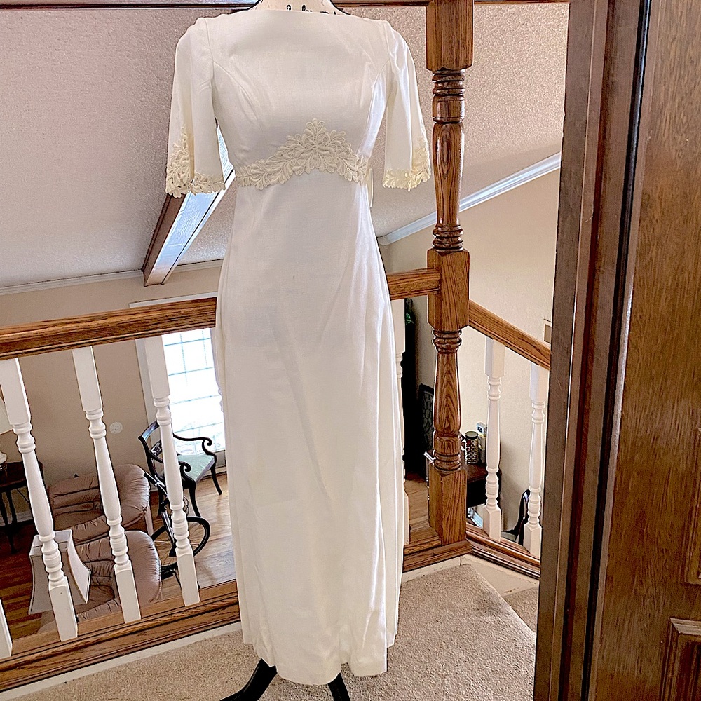 VINTAGE WEDDING DRESS with separate train and mantilla. From 1960s. Ivory